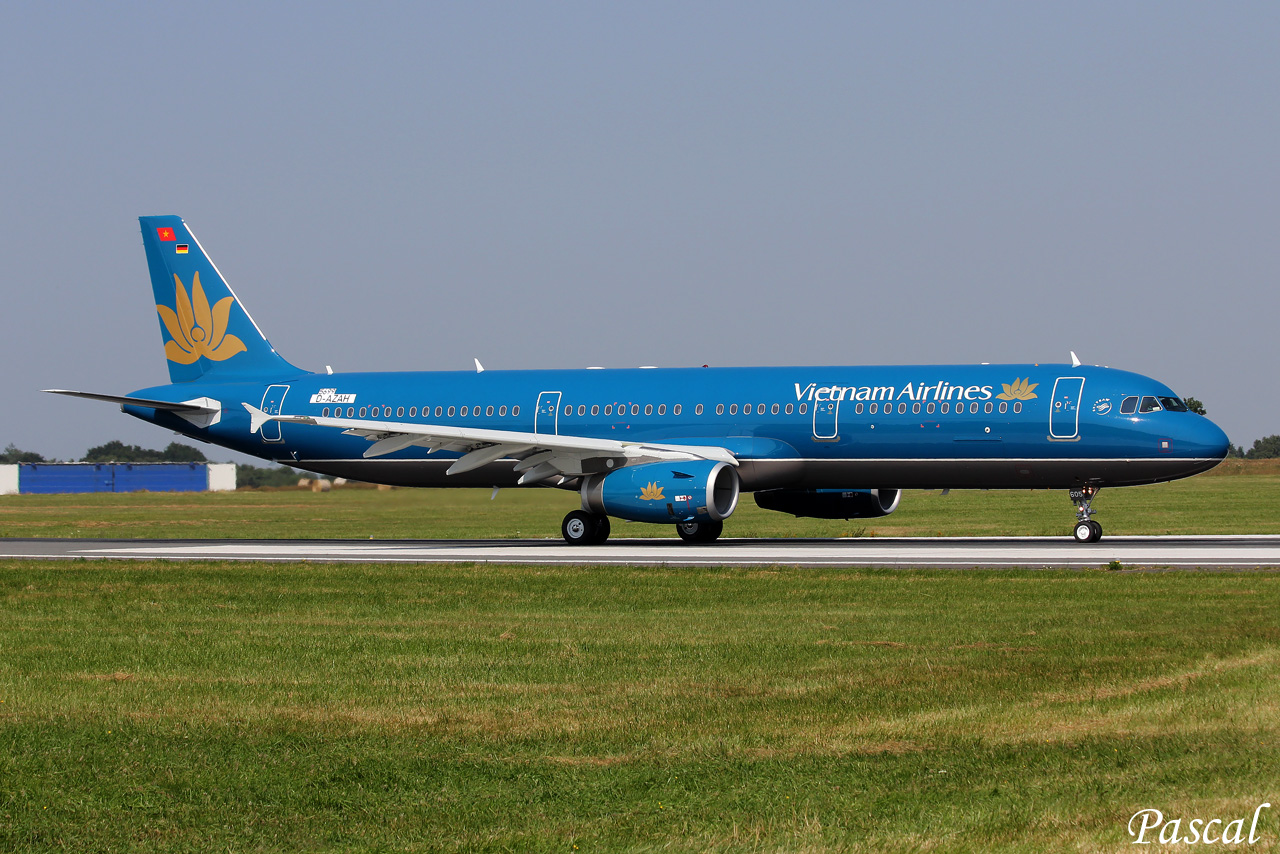 Airbus A321-231 Vietnam Airlines VN-A605 / D-AZAH "AIB699C" le 09.07.13 Hel-11-copie-3f82480